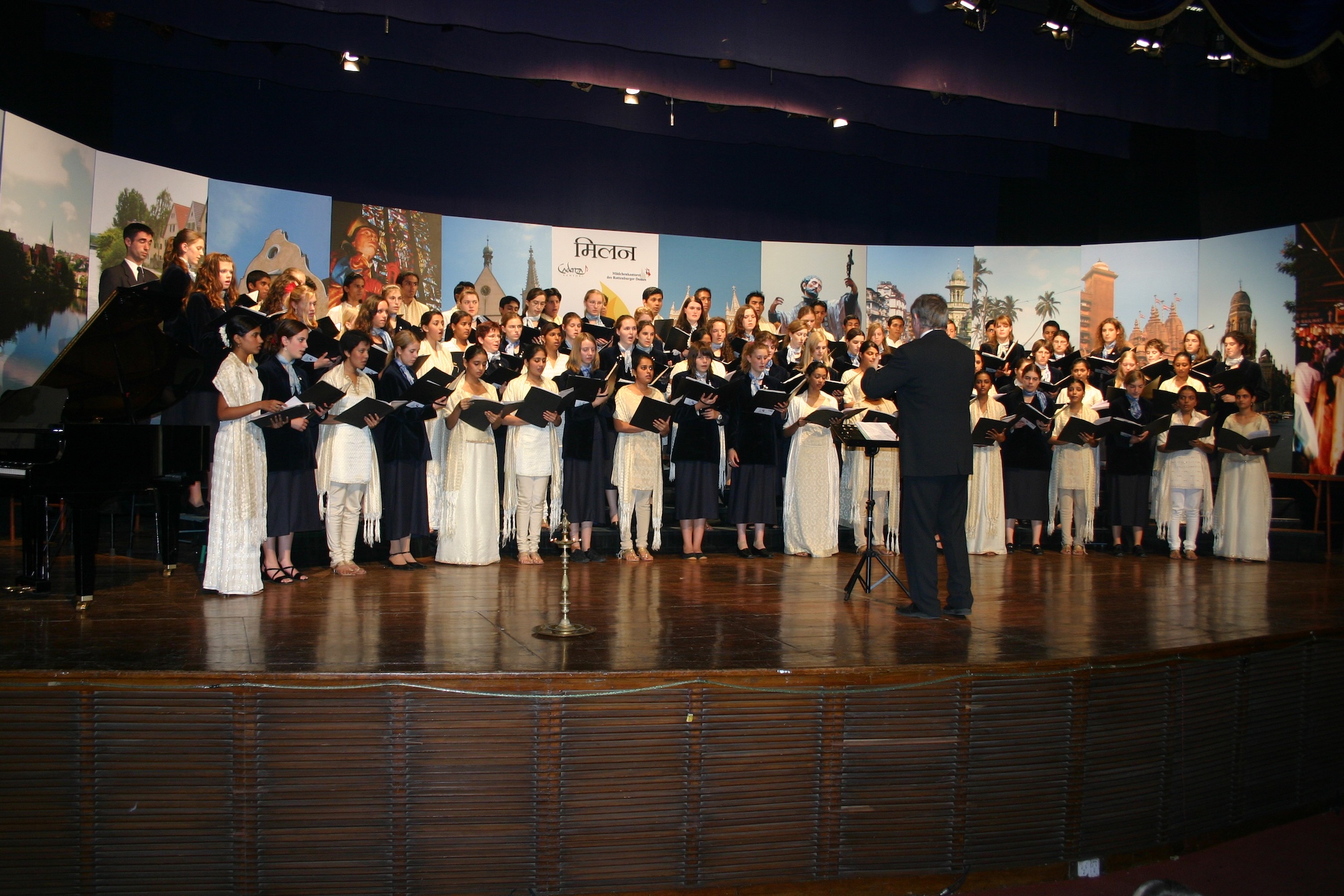 Mädchenkantorei am Rottenburger Dom & Cadenza Kantori Mumbai beim Prefestival des internationalen Pueri Cantores Chorfestivals 2004